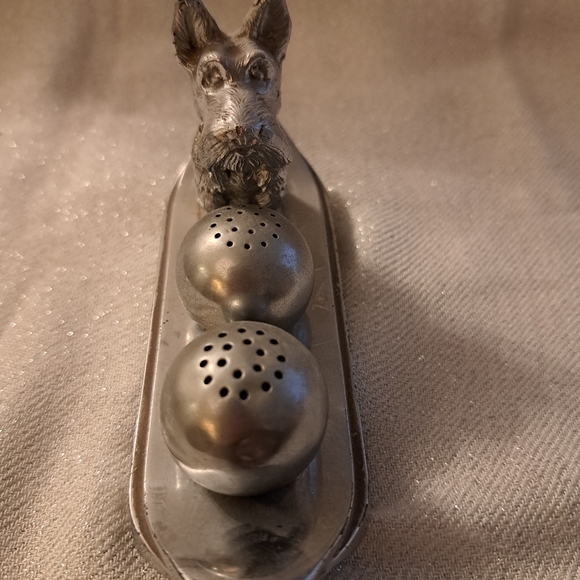 Vintage silver salt and pepper shakers. - Picture 2 of 4